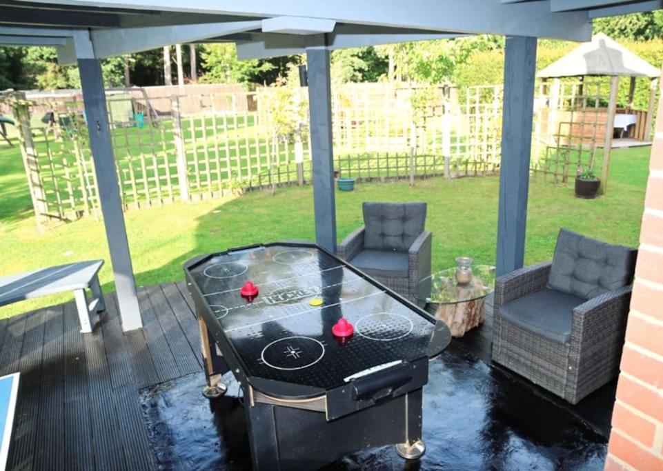 Hen & Stag Retreat Weekend Stay Sleeps 10 To 30 Thetford Exterior photo