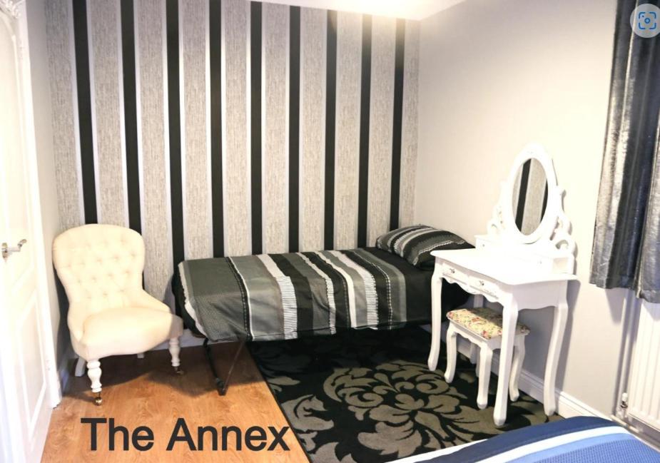 Hen & Stag Retreat Weekend Stay Sleeps 10 To 30 Thetford Exterior photo