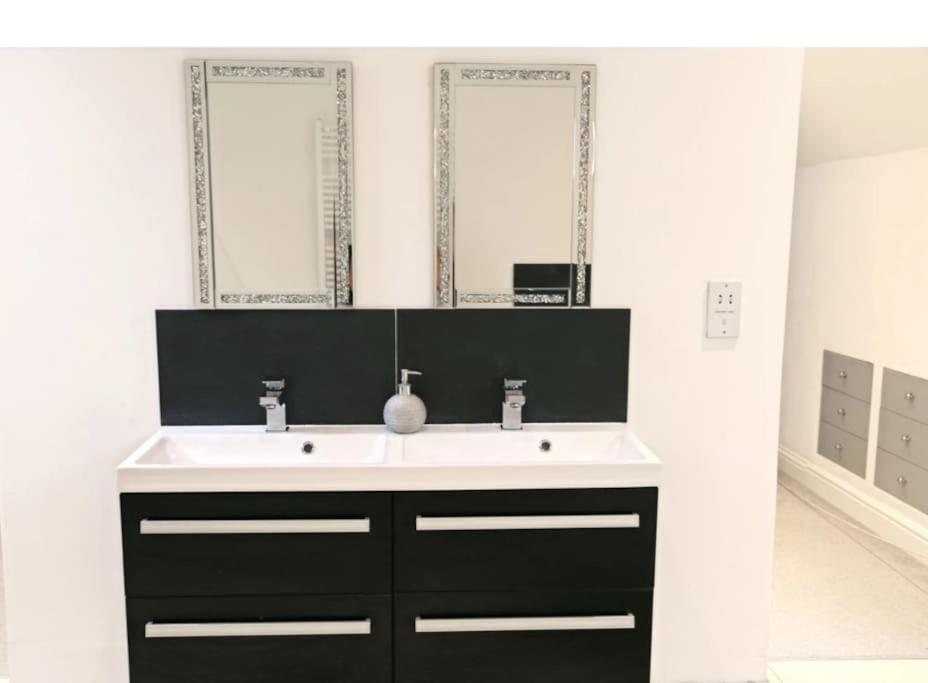 Hen & Stag Retreat Weekend Stay Sleeps 10 To 30 Thetford Exterior photo