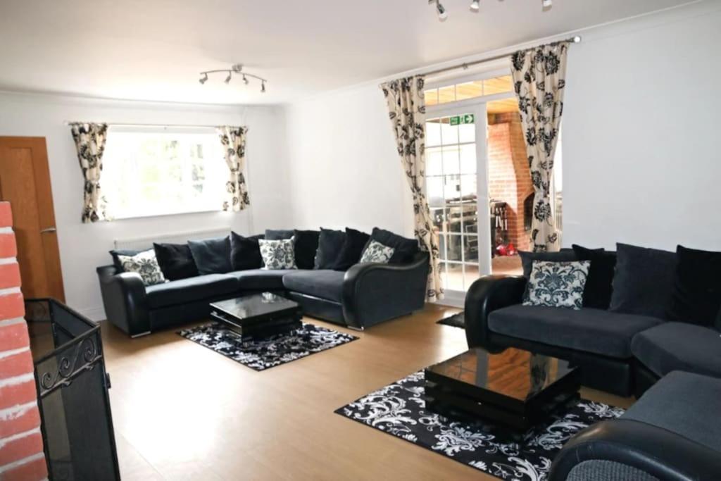 Hen & Stag Retreat Weekend Stay Sleeps 10 To 30 Thetford Exterior photo