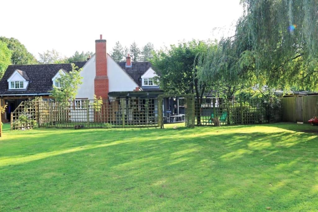 Hen & Stag Retreat Weekend Stay Sleeps 10 To 30 Thetford Exterior photo