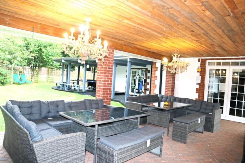 Hen & Stag Retreat Weekend Stay Sleeps 10 To 30 Thetford Exterior photo