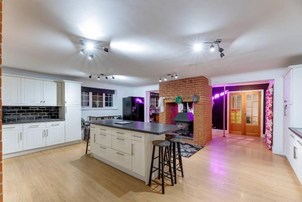 Hen & Stag Retreat Weekend Stay Sleeps 10 To 30 Thetford Exterior photo