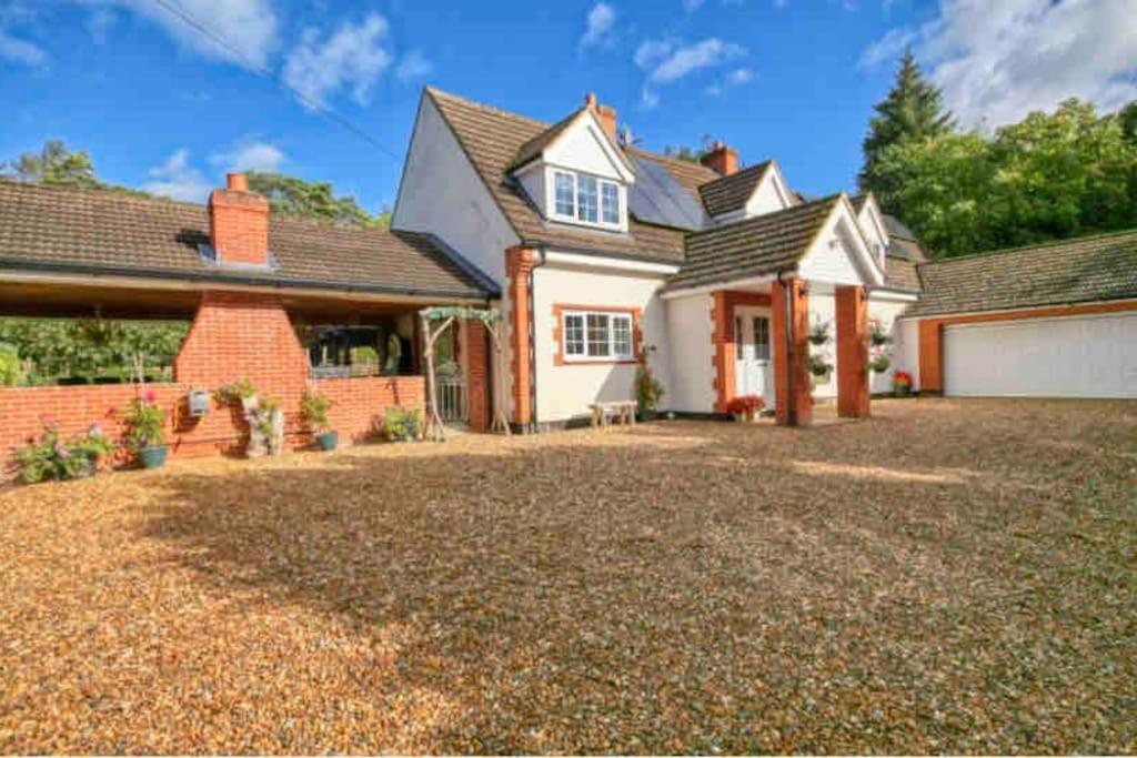 Hen & Stag Retreat Weekend Stay Sleeps 10 To 30 Thetford Exterior photo