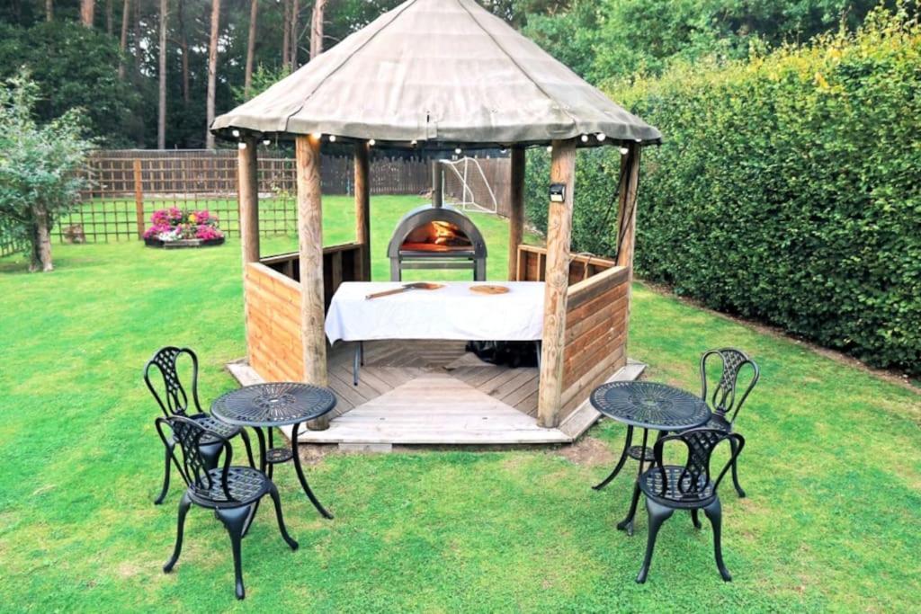 Hen & Stag Retreat Weekend Stay Sleeps 10 To 30 Thetford Exterior photo