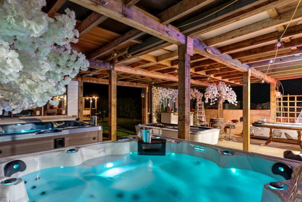 Hen & Stag Retreat Weekend Stay Sleeps 10 To 30 Thetford Exterior photo